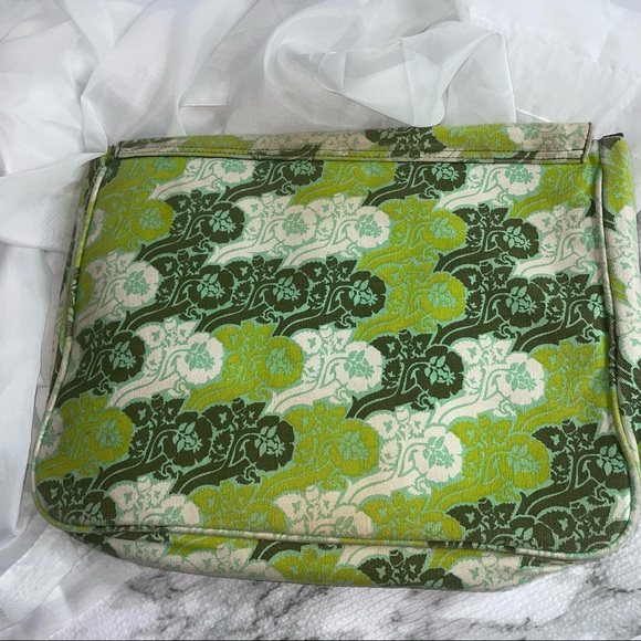 Lifepod Green Floral Print Laptop Case - Picture 2 of 6